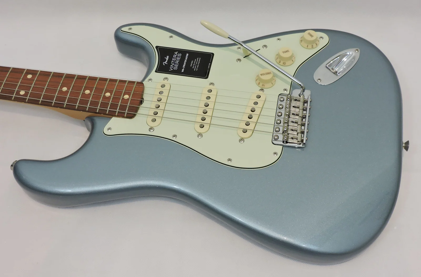 Fender Vintera 60's Stratocaster. Ice Blue Metallic. PF - Image 3
